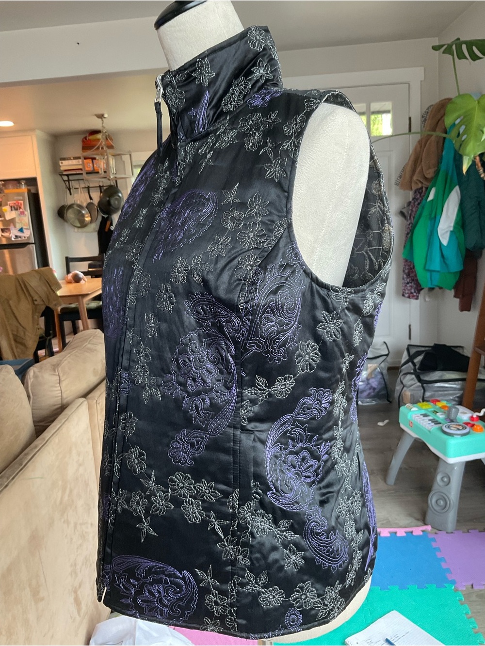 🪙Chico's Black Silk Blend Purple Paisley Silver Floral Embroidered Zip Vest Med